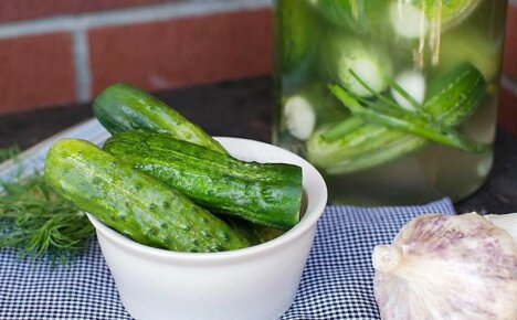 Hoe licht gezouten komkommers langer te bewaren, zodat ze niet snel zuur worden