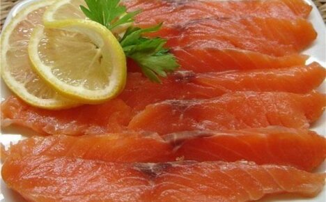 Comment savoureux et rapide à mariner le saumon rose