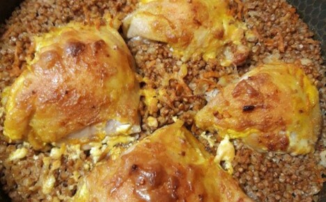Wie Buchweizen mit Hühnchen im Ofen gekocht wird