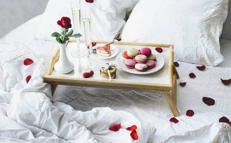 Do-it-yourself bed table - and breakfast in bed will always be with you