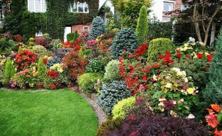 Jardim de flores inglês - uma vista magnífica no jardim durante todo o ano
