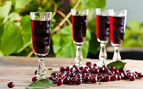 How to make fresh cherry liqueur