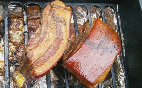 Sıcak tütsülenmiş bir tütsü evinde domuz yağı nasıl içilir: ürün seçim kuralları ve en iyi tarifler