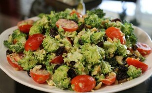 Salată exotică de broccoli - Tratament ușor de 5 stele