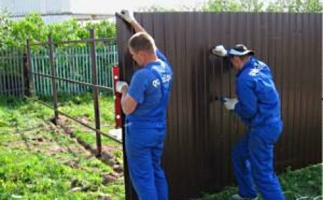 Instalace plotu z profilovaného plechu v zemi (video)