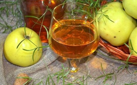 Σπιτική συνταγή κρασιού μήλου για τους λάτρεις του εκλεκτού ποτού