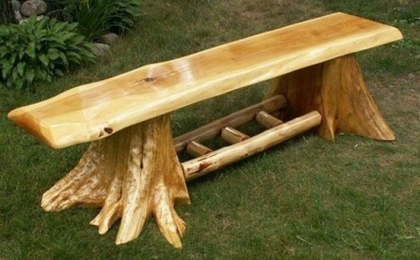 En gjør-det-selv benk laget av tre og et profilrør for en hage på landet