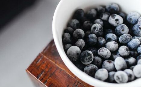 Vad man ska göra med frysta blåbär: några enkla recept