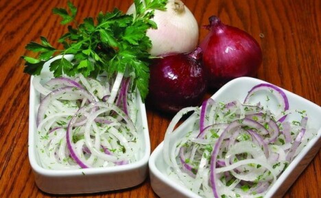Svogūnų salotų receptas iš įvairių ingredientų