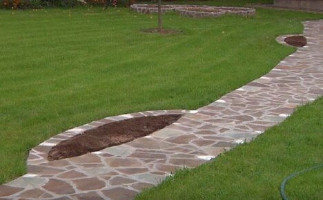 Arrangement of a garden path made of natural stone