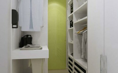 What a do-it-yourself dressing room should look like from a pantry