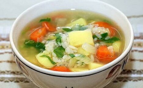 Wie man lernt, wie man eine reichhaltige Suppe mit Reis, Kartoffeln und Fleisch kocht