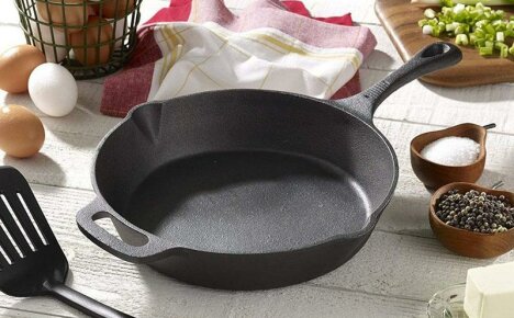 A reliable assistant in the kitchen - a cast iron frying pan