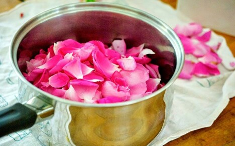 Hva kan du lage av rosenblader til et festlig bord