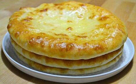 Een eenvoudig recept voor een Ossetische taart met kaas en aardappelen voor echte fijnproevers