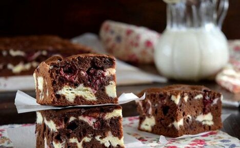 Brownie with frozen or fresh cherries