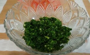 Výroba gruzínské zelené adjiky z koriandru a petrželky