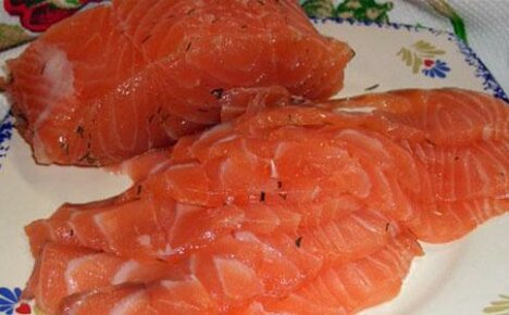 Nasses und trockenes Salzen von Forellenfilets und Kaviar