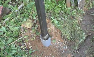 We install the support posts of the fence for centuries