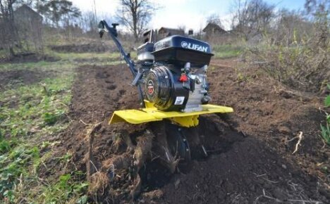 Hur man väljer en bakomliggande traktor för en trädgård