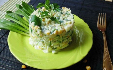 Salat mit Bärlauch - eine Quelle für Vitamine, die für den Körper notwendig sind