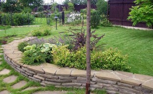 Ways to decorate a garden on a slope