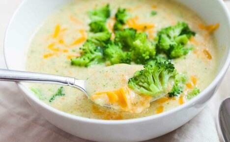 Veganská a masová jedlá sýrová brokolicová polévka
