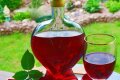 Kochen von aromatischem Wein aus Rosenblättern zu Hause