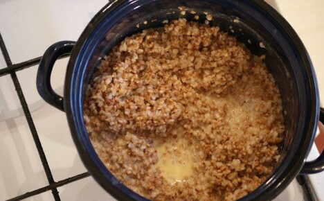 Como cozinhar o trigo sarraceno em uma panela com água e leite