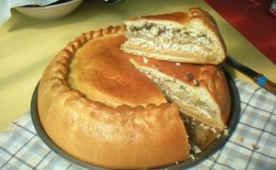 Cuisiner un plat national tatare: tarte gubadya avec un court de pâte à la levure