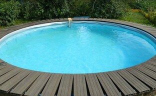 Konstruktion av en simbassäng på en sommarstuga
