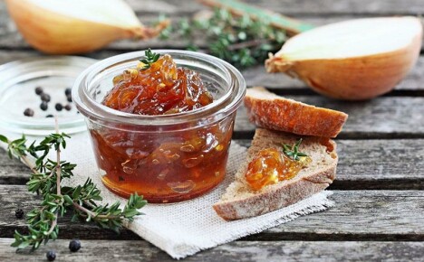 Onion marmalade: original recipes for French universal seasoning