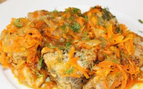 La ricetta originale per il pollock in umido con cipolle e carote dello chef