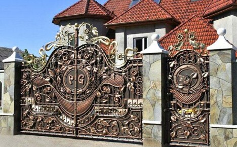 The visiting card of a country house is a wrought-iron gate