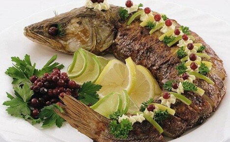 Festival masası için fırında pişmiş lezzetli turna balığı