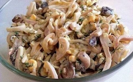 Rezepte für die Zubereitung von Pilzsalaten mit Tintenfisch: vereinfachte und festliche Optionen