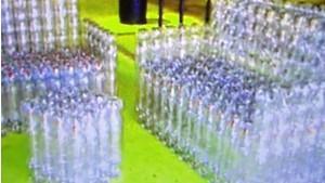 sofá feito de garrafas plásticas