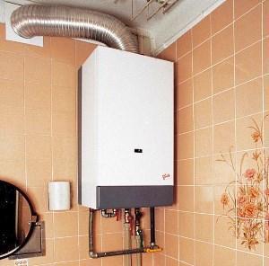 plynový kotel na stěně koupelny