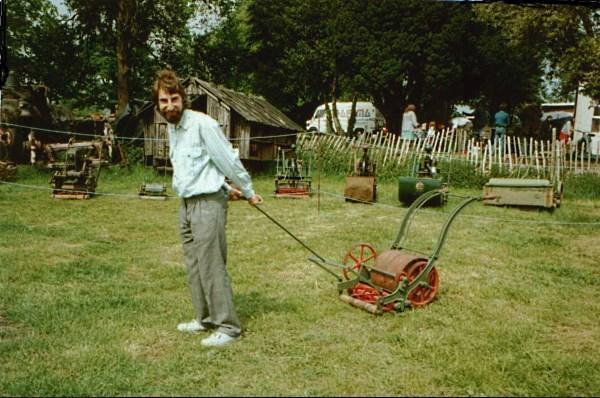 Máy cắt cỏ đầu tiên của Edwin Budding