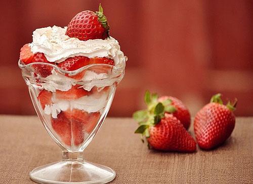 Dessert mit Erdbeeren