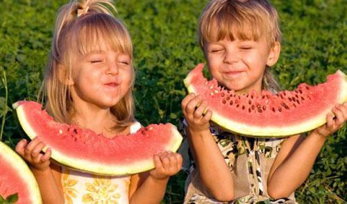 Vaikai tiesiog mėgsta arbūzą