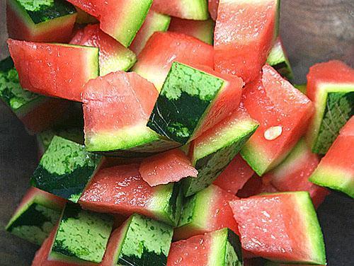 Infusionen und Abkochungen werden aus frischen Wassermelonenschalen hergestellt