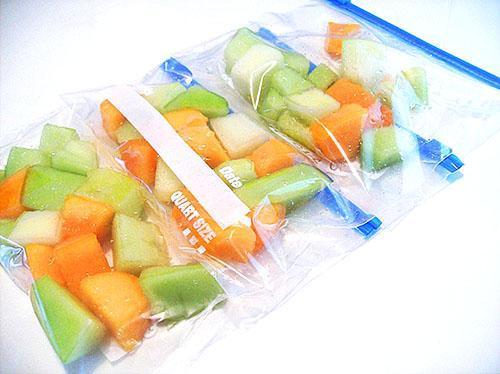 Kleine Melonenscheiben werden in luftdichten Behältern eingefroren