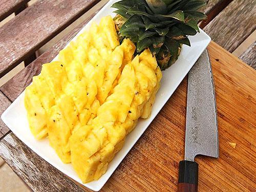 Sladký šťavnatý ananas ozdobí jakýkoli sváteční stůl