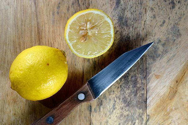 Získejte semínka z nakrájeného citronu