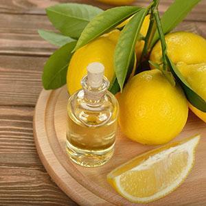 O óleo de limão é obtido por prensagem a frio ou destilação a vapor