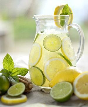 A bebida de limão é bebida com o estômago vazio
