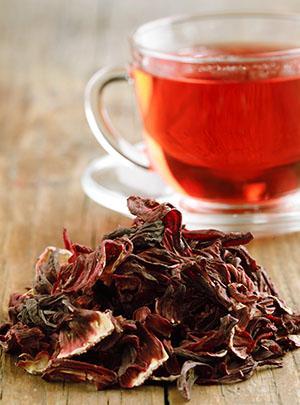 O chá de hibisco ou hibisco tem uma cor e um sabor especiais.