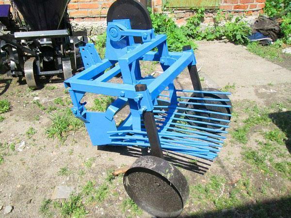 Industrial potato digger for walk-behind tractor