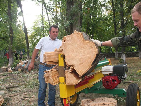 Hidraulinis medienos skaldytuvas veikia